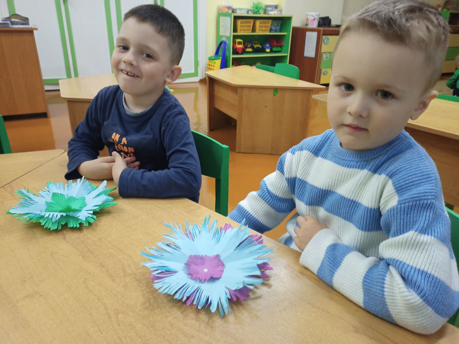 Разноцветные снежинки